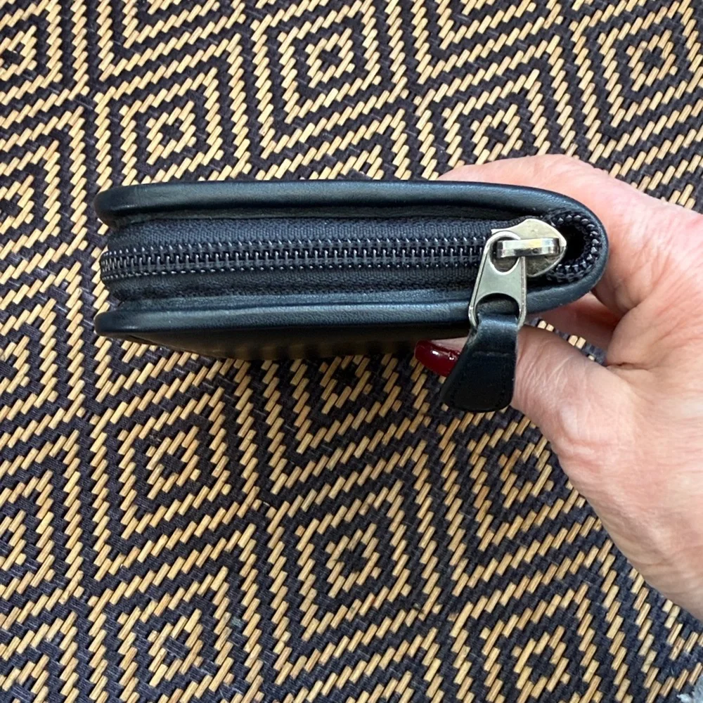 Vintage Coach Black Leather Zip-Around wallet 4565 black